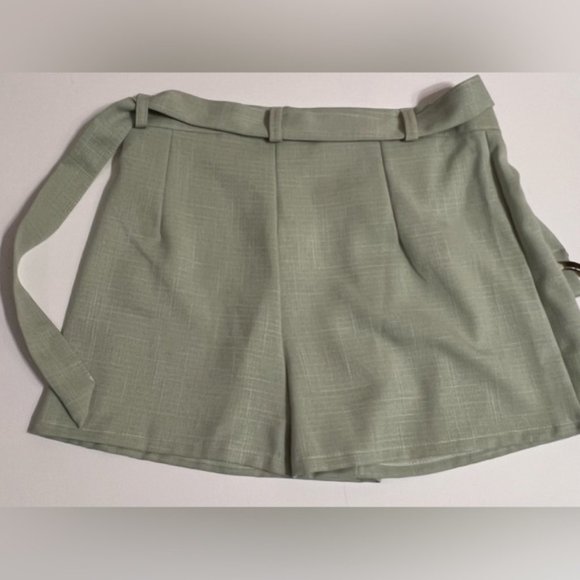 Boohoo Petite Linen Buckle Shorts - Picture 2 of 3
